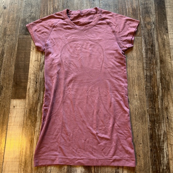 Lululemon Swiftly Tech Short Sleeve Crew in Plumful Size 6 - Picture 3 of 5